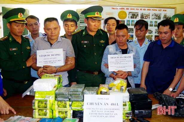 Ha Tinh authorities arrest two drug traffickers, seizing big amount of drugs hinh anh 1