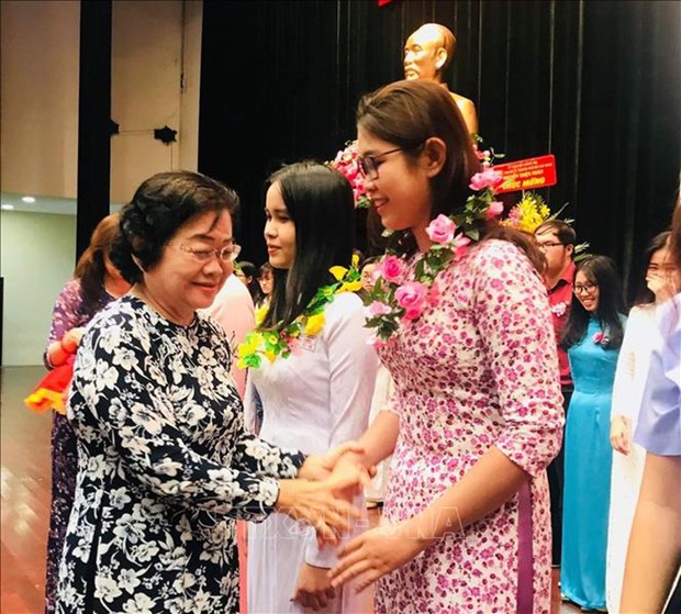HCM City presents scholarships to over 500 students hinh anh 1