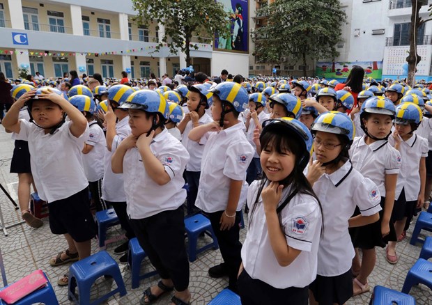 Helmets presented to improve children’s road sense hinh anh 1