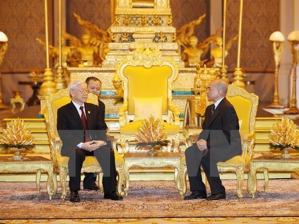 Leaders congratulate Cambodia on Independence Day hinh anh 1