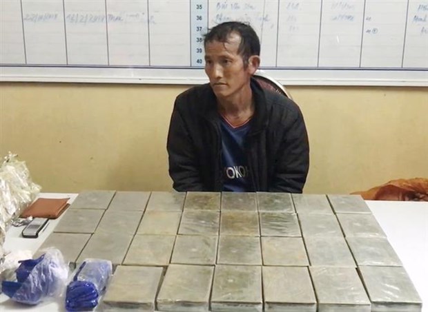 Son La police arrest man smuggling 30 bricks of heroin hinh anh 1