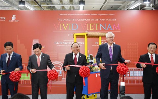 PM Phuc attends Vietnamese Goods Week in Singapore hinh anh 1