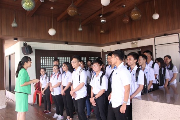 Schools offer courses for overseas workers, students hinh anh 1