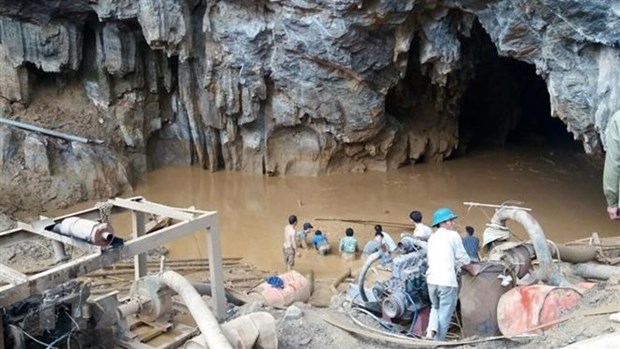 Last victim found in illegal gold mine accident in Hoa Binh hinh anh 1
