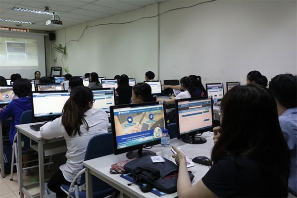 Domestic universities offer e-learning to more students hinh anh 1