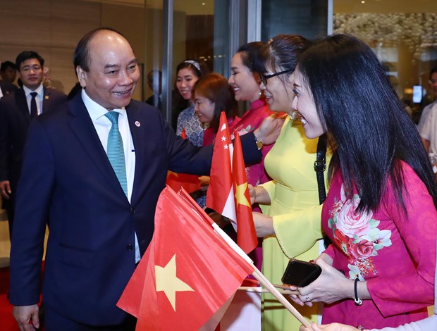 PM concludes trip for 33rd ASEAN Summit in Singapore hinh anh 1