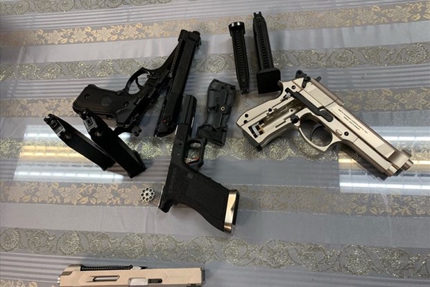 Plane passenger arrested for carrying firearms illegally hinh anh 1