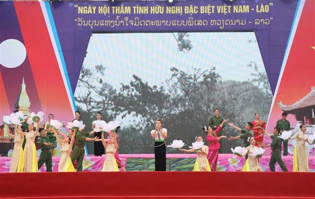 Festival celebrates Vietnam-Laos special friendship hinh anh 1