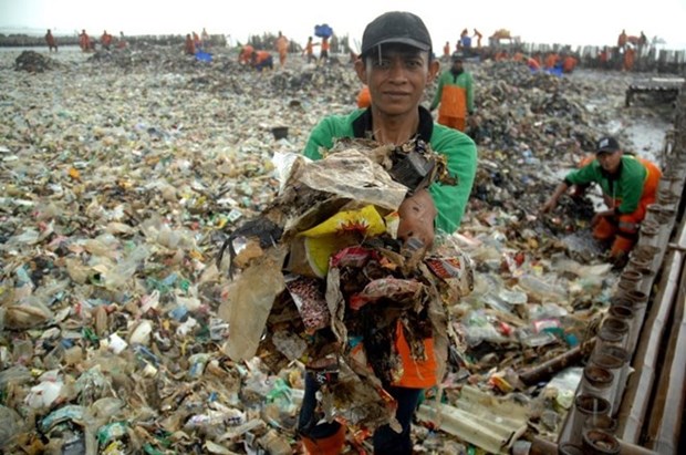 Indonesia aims to reduce ocean waste by 70 percent by 2025 hinh anh 1