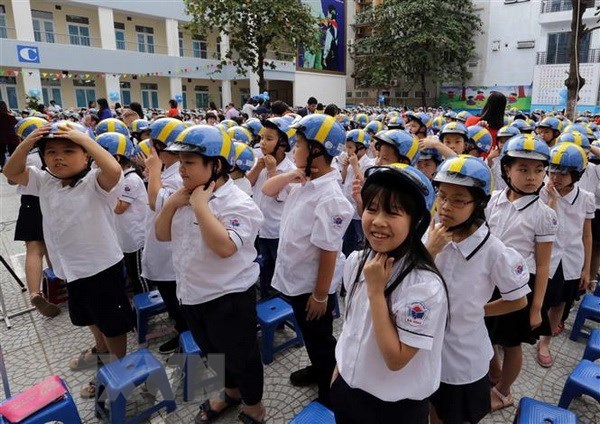 Programme encourages children to wear helmets hinh anh 1