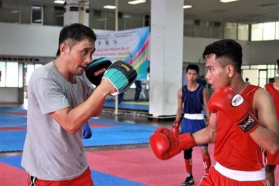 Former world boxing champion to arrive in Vietnam hinh anh 1