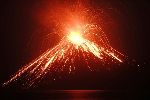 Indonesia raises eruption alert level of volcano Anak Krakatau hinh anh 1