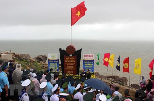 New Year flag salute ceremony held at nation’s easternmost mainland point hinh anh 1