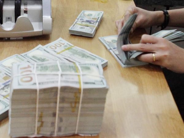 Reference exchange rate down by 2 VND on January 8 hinh anh 1
