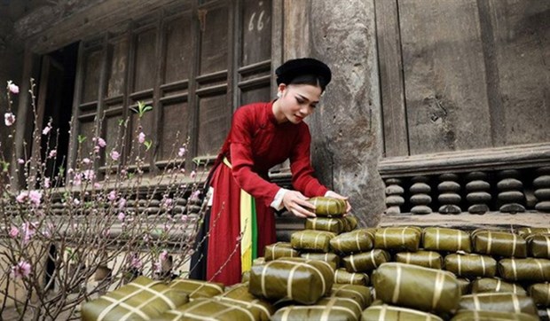 Le Mat village brings traditional Tet to thousands hinh anh 1