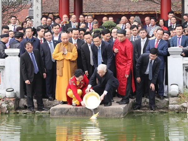 Party, State leader releases carps to bid farewell to Kitchen Gods hinh anh 1