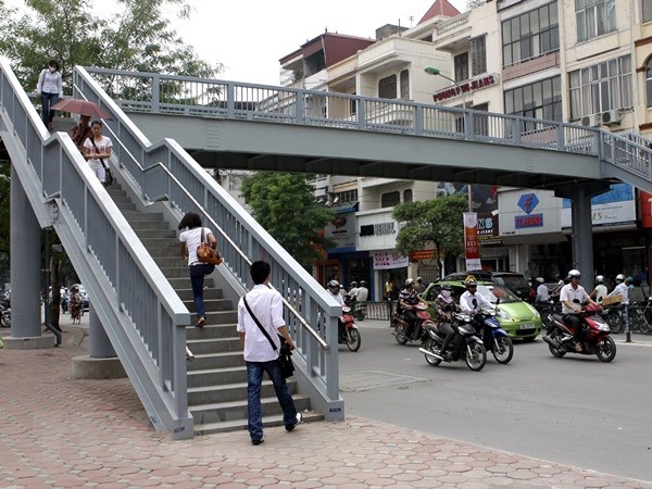 Transport ministry urges pedestrian bridge review hinh anh 1