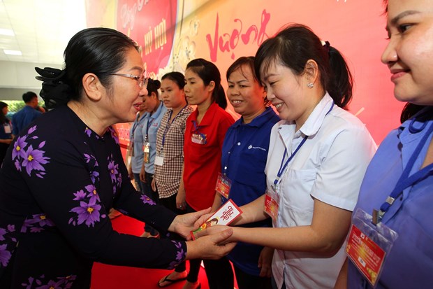 HCM City officials join workers in Tet celebration hinh anh 1