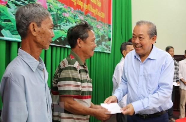 Deputy PM presents Tet gifts to poor households in Dong Thap hinh anh 1