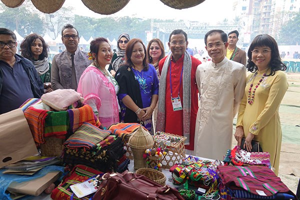 Vietnam’s handicrafts, traditional costumes introduced in Bangladesh hinh anh 1