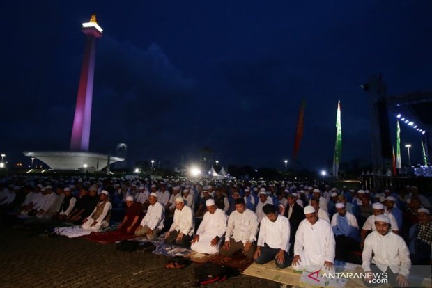 Indonesia: Thousands of Muslims pray for general election hinh anh 1