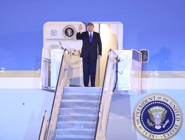 US President arrives in Vietnam for DPRK-USA summit hinh anh 1