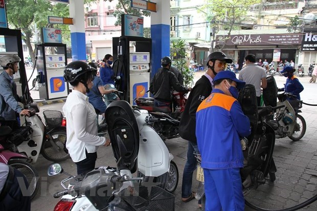 Petrol prices up nearly 1,000 VND per litre hinh anh 1
