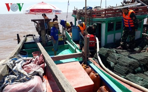 Fishermen rescued at sea hinh anh 1