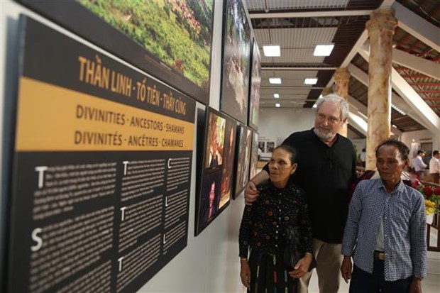 Photo exhibition on Bru-Van Kieu ethnic people opens in Quang Tri hinh anh 1