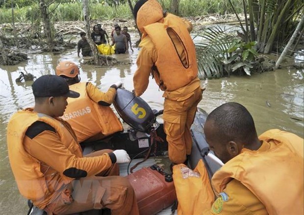 Indonesia issues emergency state due to serious floods in Papua hinh anh 1