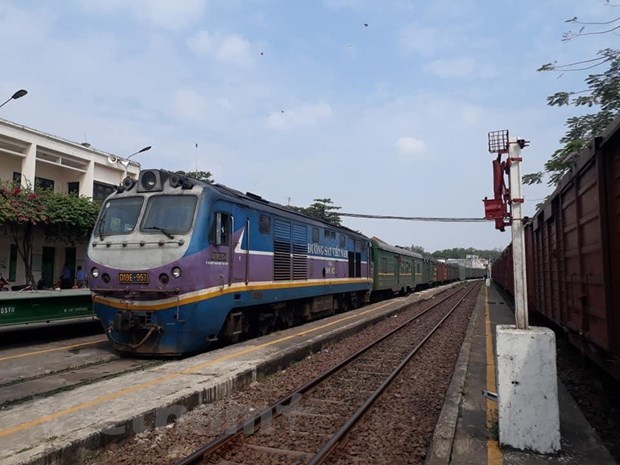 Vietnam Railways arranges more trains for Reunification Day holidays hinh anh 1