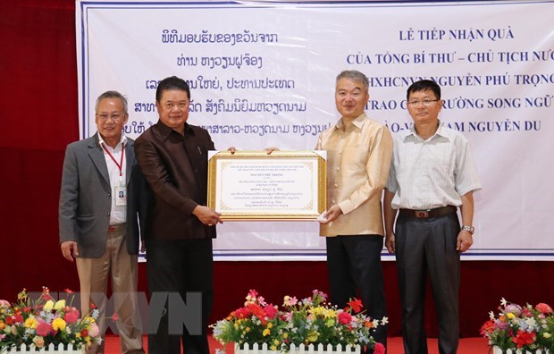 Party, State leader’s gifts presented to Laos-Vietnam school in Vientiane hinh anh 1