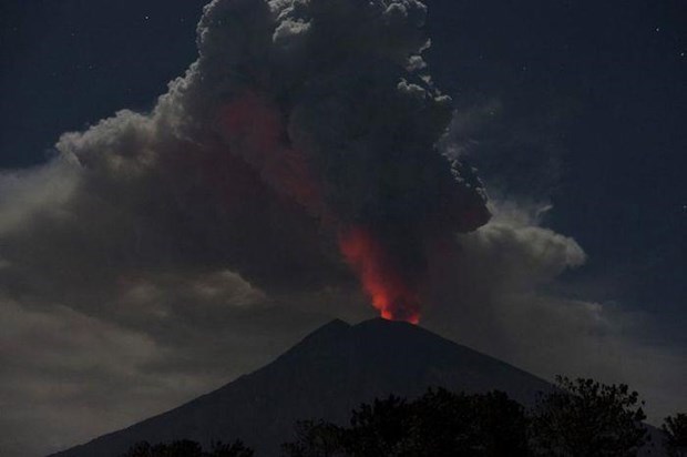 Indonesia: Mount Agung spews 2,000-m tall ash column hinh anh 1