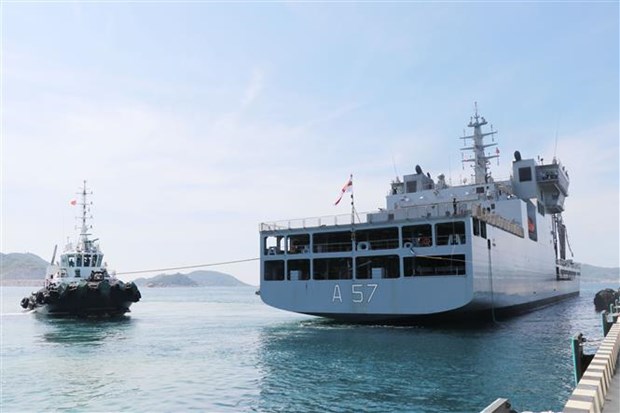Two Indian naval ships visit Vietnam hinh anh 2