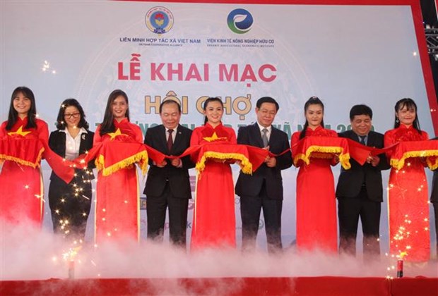 Trade promotion fair for cooperatives opens in HCM City hinh anh 1