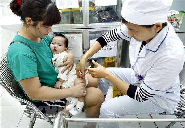 Health ministry works to increase immunisation coverage hinh anh 1