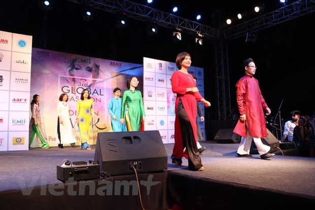 Vietnam’s Ao Dai introduced at global fashion event in India hinh anh 1