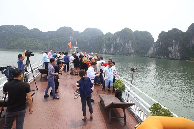 Delegates from OANA members visit Ha Long Bay hinh anh 1