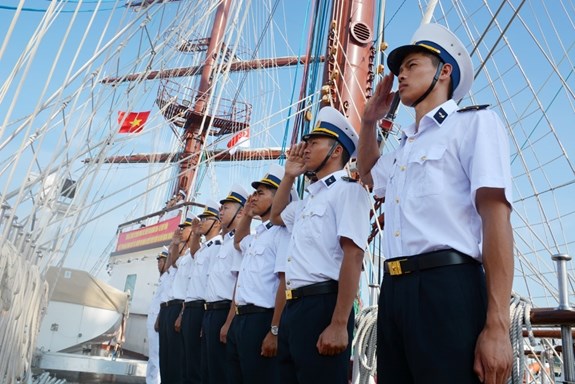Vietnam People’s Navy ship visits Singapore hinh anh 1