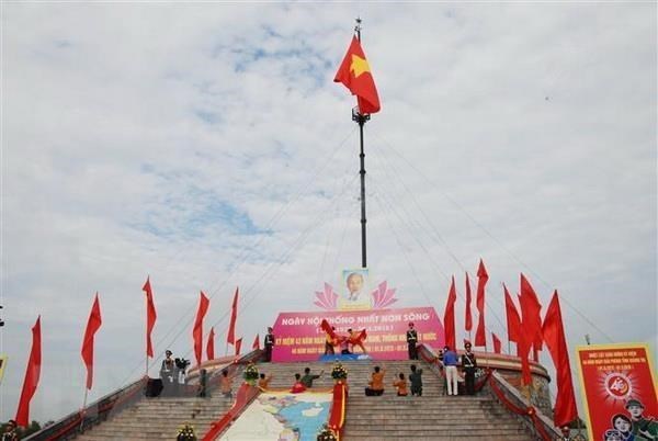 Flag-raising ceremony in Quang Tri marks National Reunification Day hinh anh 1
