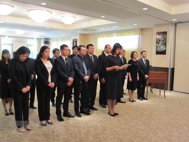 Tribute-paying ceremonies for former President Le Duc Anh held abroad hinh anh 1
