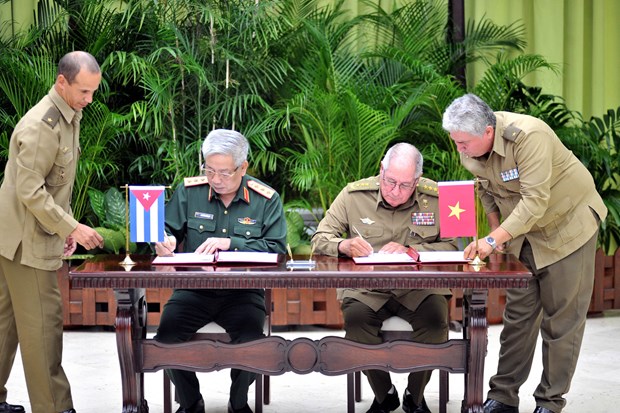 Deputy Defence Minister Nguyen Chi Vinh visits Cuba hinh anh 1