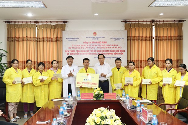 MOLISA minister presents gifts to disadvantaged children hinh anh 1
