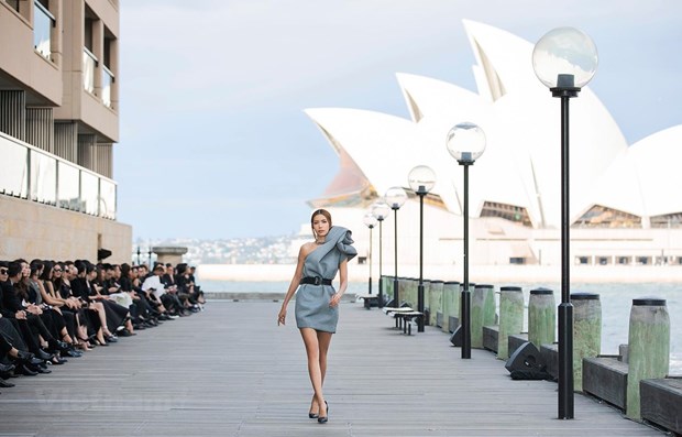 Vietnamese designer holds fashion show in Australia hinh anh 1