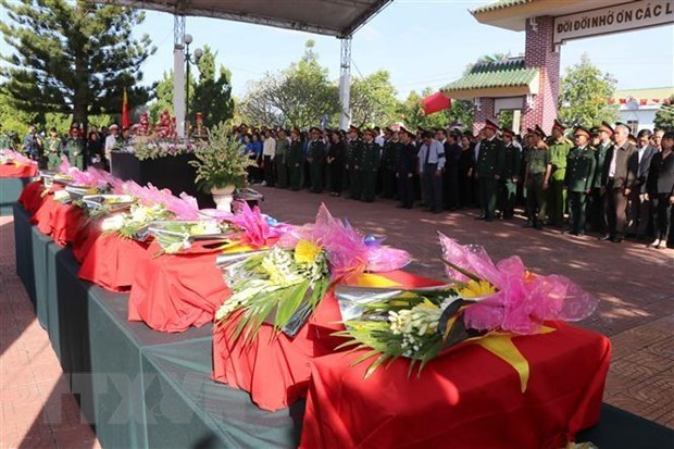 Dak Lak holds burial services for remains of martyrs found in Cambodia hinh anh 1