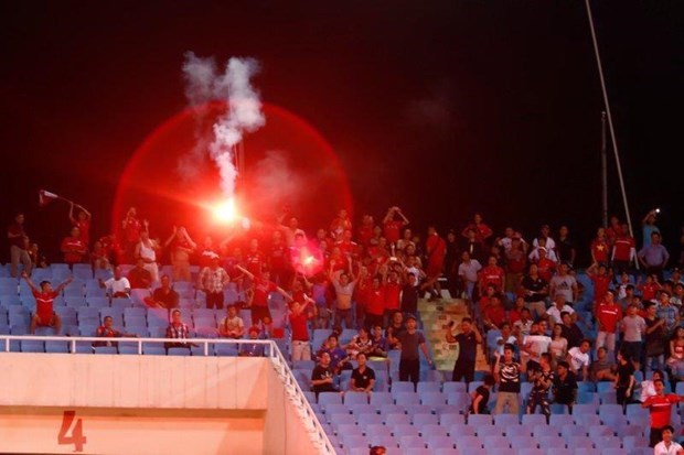 Vietnam Football Federation fined 39,500 USD for flares hinh anh 1
