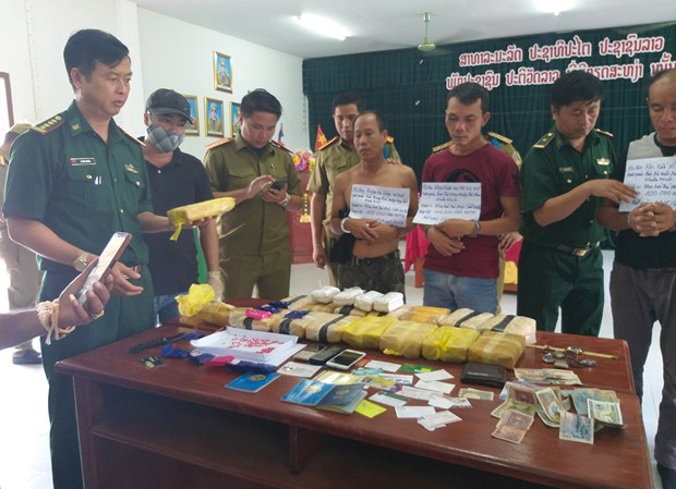 Three Laos arrested for trafficking drugs into Vietnam hinh anh 1