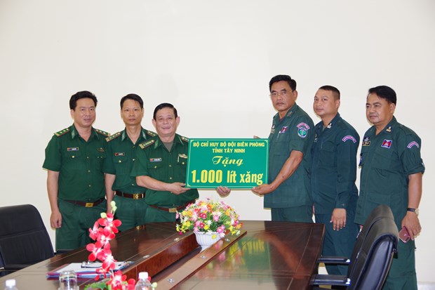 Vietnamese, Cambodian localities enhance mutual support hinh anh 1