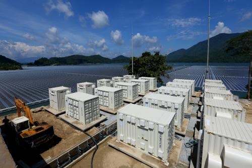 First floating solar power’s inverter station generates electricity hinh anh 1