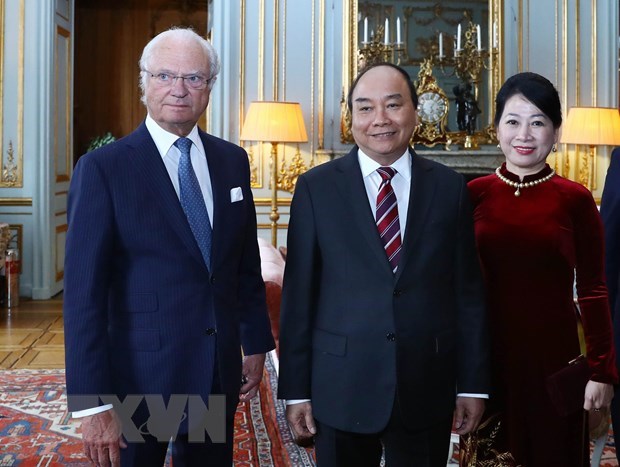 PM Nguyen Xuan Phuc meets with Swedish King hinh anh 1